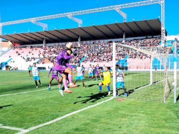 El jugador de Real Potosí, Carlos Chore, cabecea el balón.