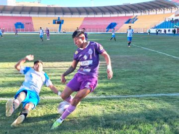 El jugador de Real Potosí, Gonzalo Añasgo (d), lucha por el balón.