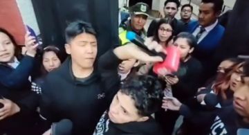 Cantante se estrella contra la prensa y lanza un micrófono tras quedar en libertad