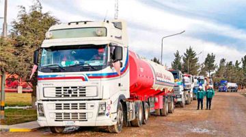 Cisternas bolivianas varadas sin poder cargar combustible en Paraguay