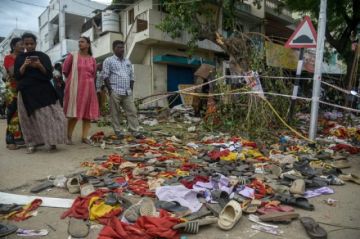 Elevan a 40 la cifra de decesos en una estampida en la India y desatan una crisis política