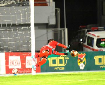 El meta Pedro Galindo tapa el penal del rival.