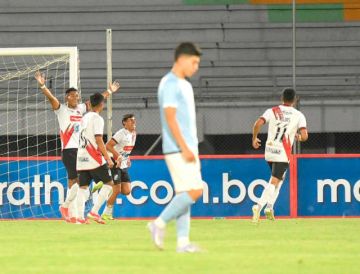 Los jugadores de la banda roja celebran uno de los goles.