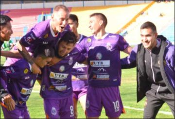 Los jugadores de Real Potosí festejan la victoria. 
