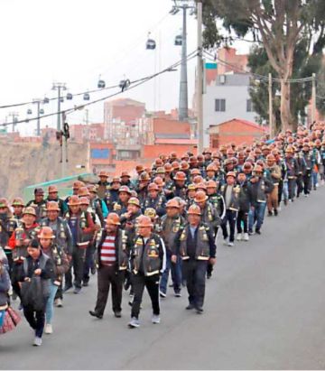 Cooperativistas marchan por falta de combustible