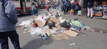 La basura cubre las calles de la ciudad de Potosí por paro de EMAP