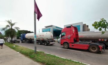 Cisterneros protestan contra YPFB por tema contractual en Santa Cruz