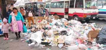 La basura quedó en el piso por paro de trabajadores de EMAP