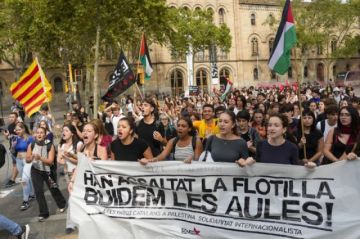 Miles de estudiantes se movilizan por Gaza en Barcelona y cierran el acceso a facultades