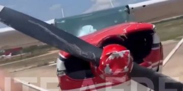 Dos avionetas chocan en pleno vuelo, una logra aterrizar y la otra se precipita a tierra