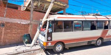 Micro se desliza sin conductor y choca contra poste sin dejar daños personales 