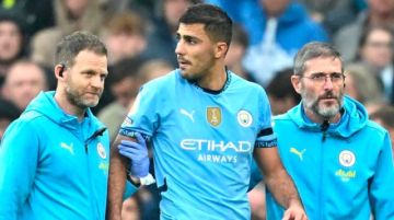 Arsenal gana y se sube a la cima de la Premier