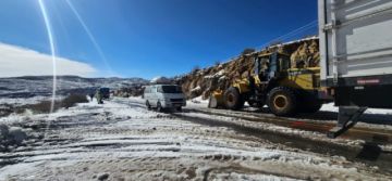 Realizan la limpieza de la carretera cerca del municipio de Yocalla