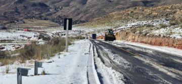 Realizan la limpieza de la carretera cerca del municipio de Yocalla