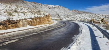 Realizan la limpieza de la carretera cerca del municipio de Yocalla