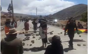 URGENTE. La carretera Potosí - Sucre fue interrumpida por pobladores