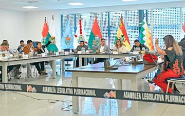 Comisión trata polémica ley de cese de vocales