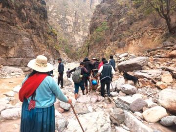 Comunarios dan cristiana sepultura a la niña muerta arrastrada por río en Arampampa