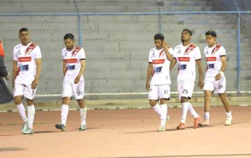 Los jugadores de la visita salen cabizbajos tras la derrota. 