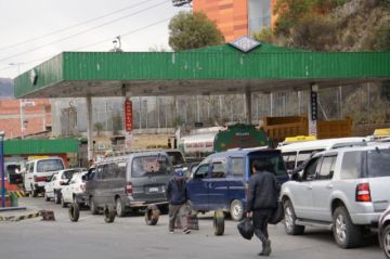 La crisis de combustible marca la segunda vuelta: Continúan las filas en los surtidores