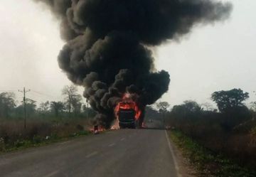 Arde un bus en plena carretera Santa Cruz - Trinidad; los pasajeros lograron escapar