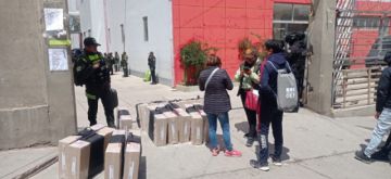 Salen las últimas maletas rumbo a unidades educativas de la ciudad de Potosí