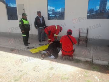 Bomberos auxilian a mujer que se retorcía de dolor en vía publica