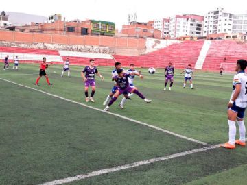 Los jugadores se disputan el balón.