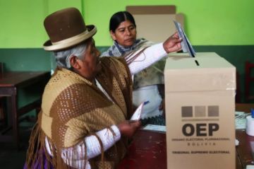 Las mesas electorales abren en Bolivia para una inédita segunda vuelta presidencial