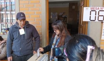 Presidenta del Concejo emitió su voto en la escuela Bernedo