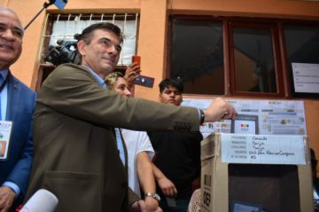 Rodrigo Paz emite su voto en Tarija y pide estar “a la altura de la patria”