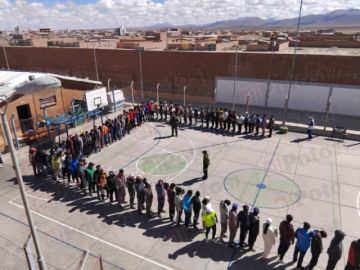 Internos del penal de Uyuni forman largas filas para emitir su voto