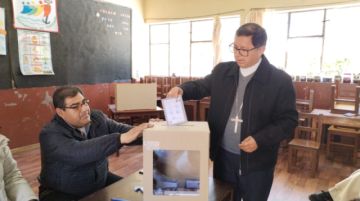 Obispo Aguilera ejerce su deber democrático convocando a votar