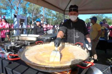 Paraguay consigue un récord Guinness de 2.806 platos de huevos revueltos repartidos en una hora