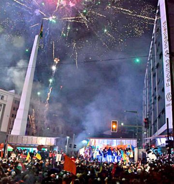 FESTEJO. Los seguidores del PDC festejaron su victoria en una concentración en La Paz junto a su candidato, Rodrigo Paz.