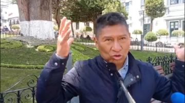 El artista internacional Roberto Mamani Mamani expone sus cuadros en Potosí