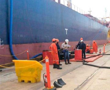 YPFB inicia descarga  de 50 millones de litros  de gasolina en Chile 