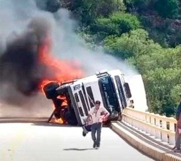Un conductor sobrevive a  incendio total de un tráiler 