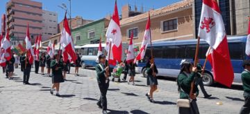 Estudiantes de 72 unidades educativas rinden su homenaje a la Bandera de Potosí
