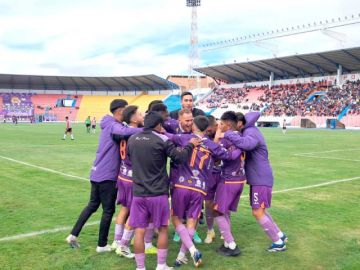 Los jugadores lilas celebran la victoria.