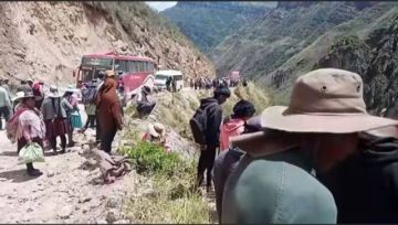 Reportan que hay 15 muertos y 30 heridos tras embarrancarse bus en Cochabamba