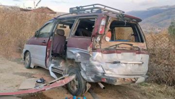 Un muerto y al menos 10 heridos tras vuelco de minibús en la ruta Cochabamba - Oruro