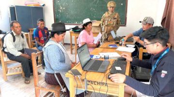 Las brigadas llegan a los lugares lejanos para el pago del Juancito Pinto