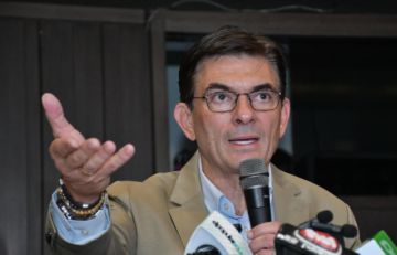 Un descapotable, alfombra roja y Bs 10 millones: Viceministro revela pedidos del nuevo Gobierno