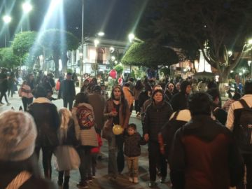 Jóvenes y familias se reunieron en la plaza 10 de Noviembre y Pasaje Boulevard para desfilar con disfraces