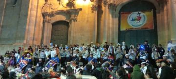 Jóvenes y familias se reunieron en la plaza 10 de Noviembre y Pasaje Boulevard para desfilar con disfraces