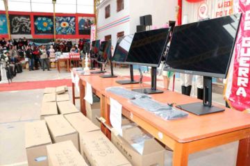 Entregan equipamiento a escuelas en Potosí