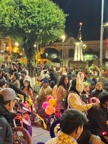 Jóvenes y familias se reunieron en la plaza 10 de Noviembre y Pasaje Boulevard para desfilar con disfraces
