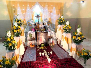 El armado de las mesas o "Tumbas" se prepara con antelación en los domicipios de las familias.