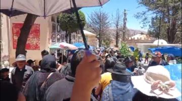 Entre abuso de autoridad y fila enorme visitan el cementerio de Potosí